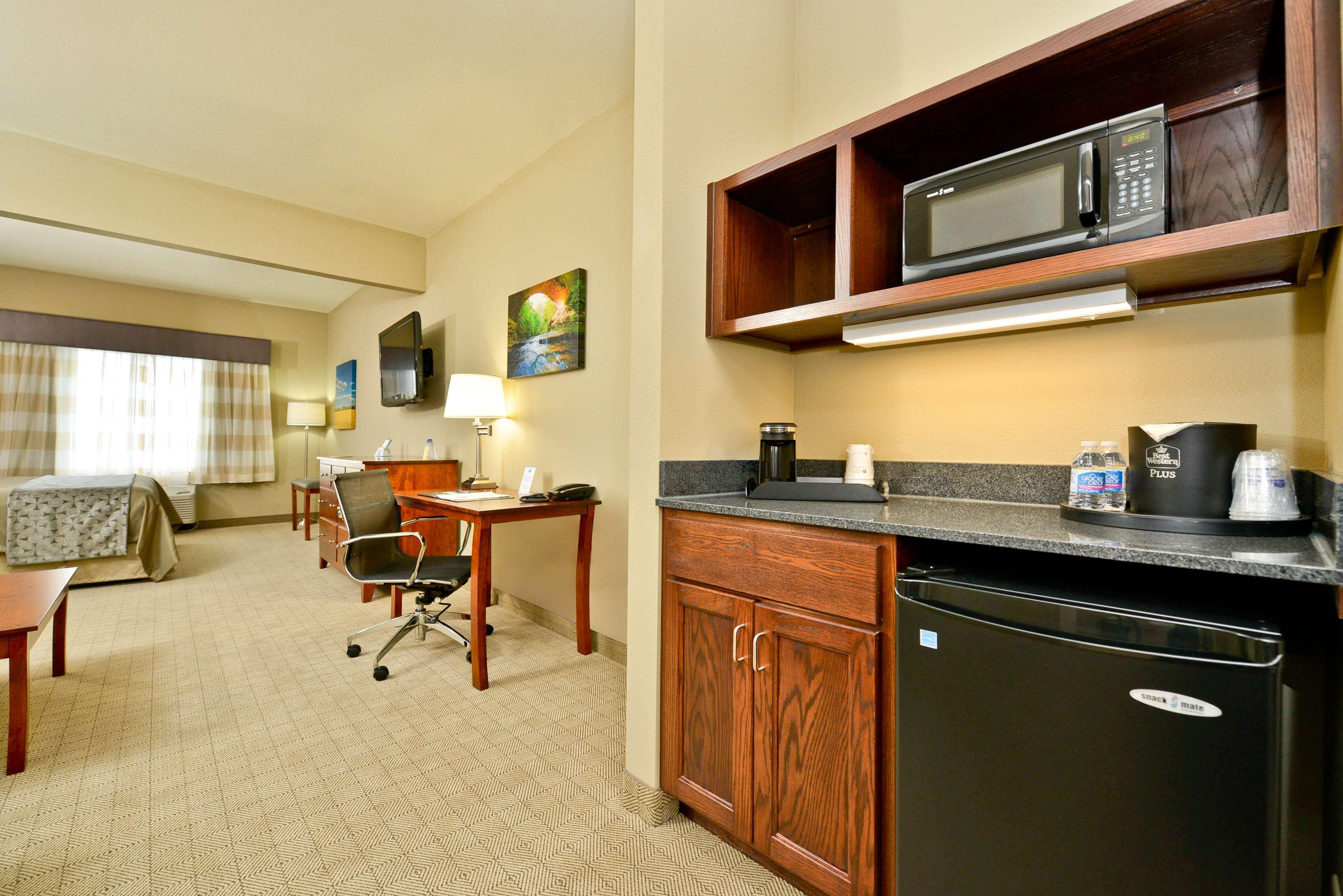 Best Western Plus Green Mill Village Hotel & Suites Arcola Bagian luar foto