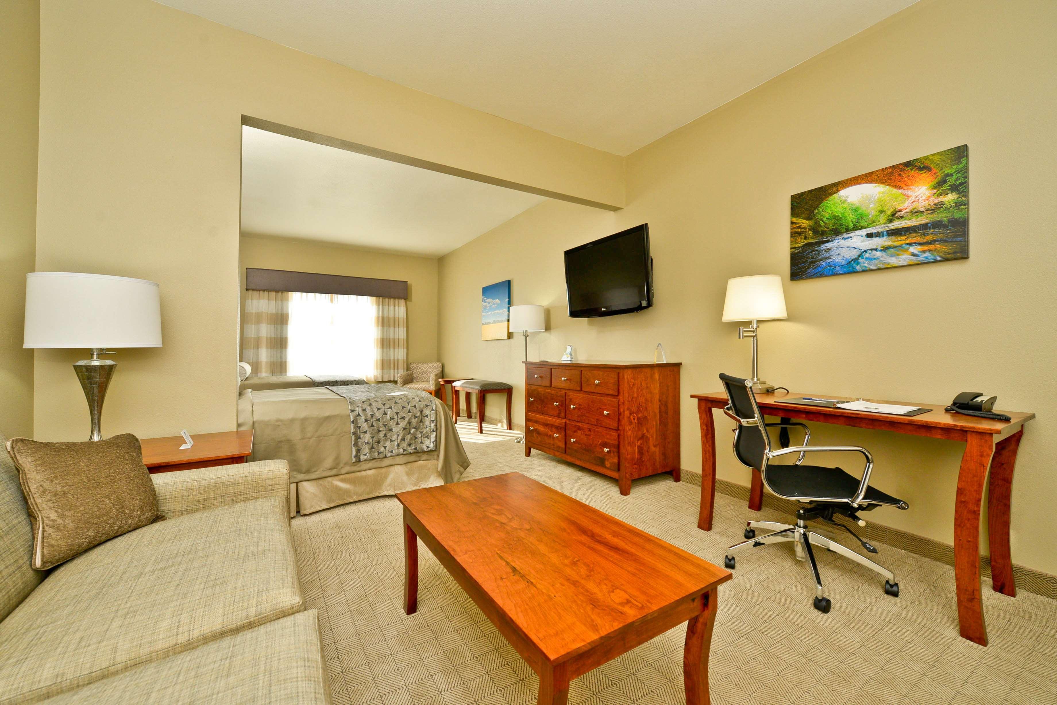 Best Western Plus Green Mill Village Hotel & Suites Arcola Bagian luar foto
