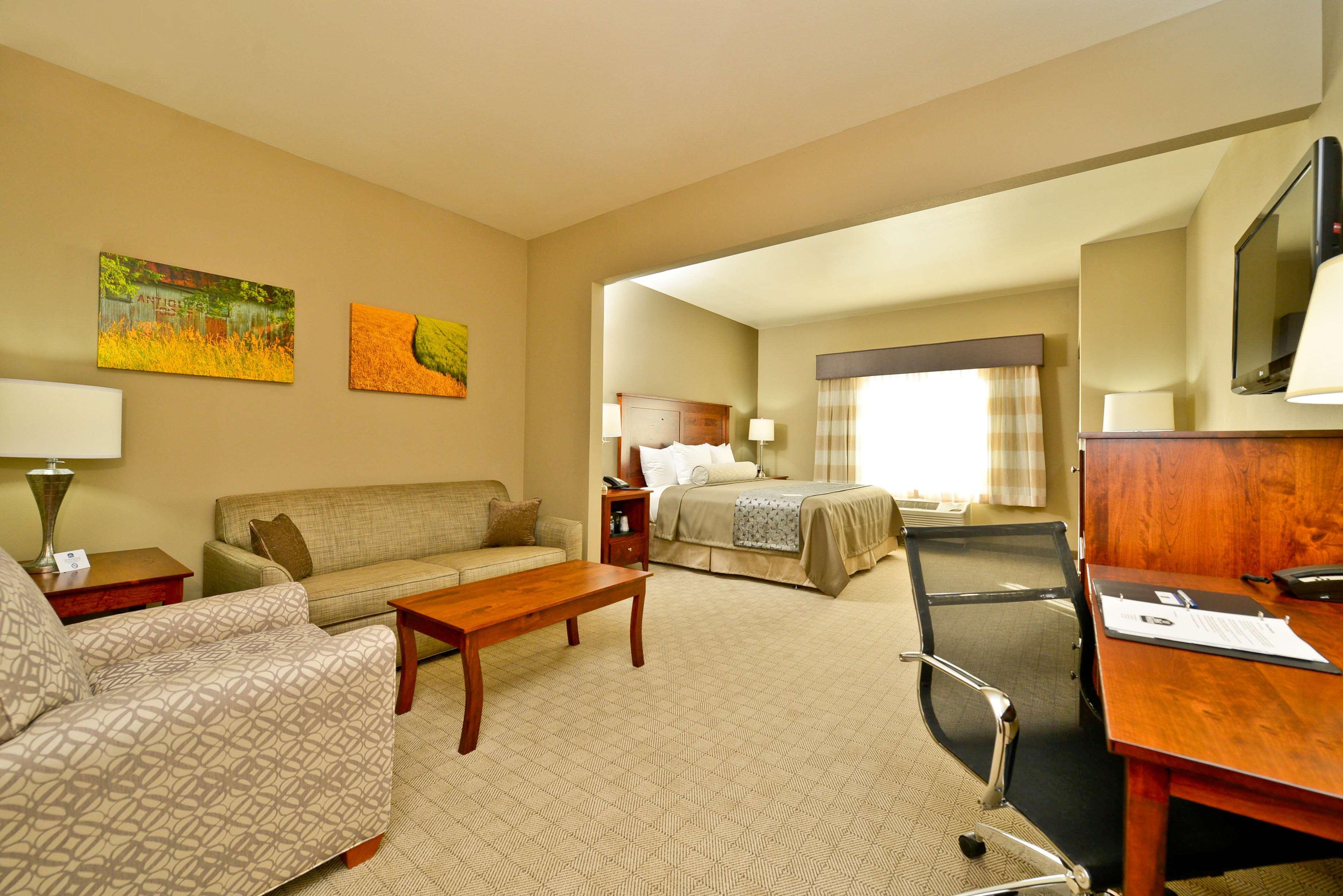 Best Western Plus Green Mill Village Hotel & Suites Arcola Bagian luar foto