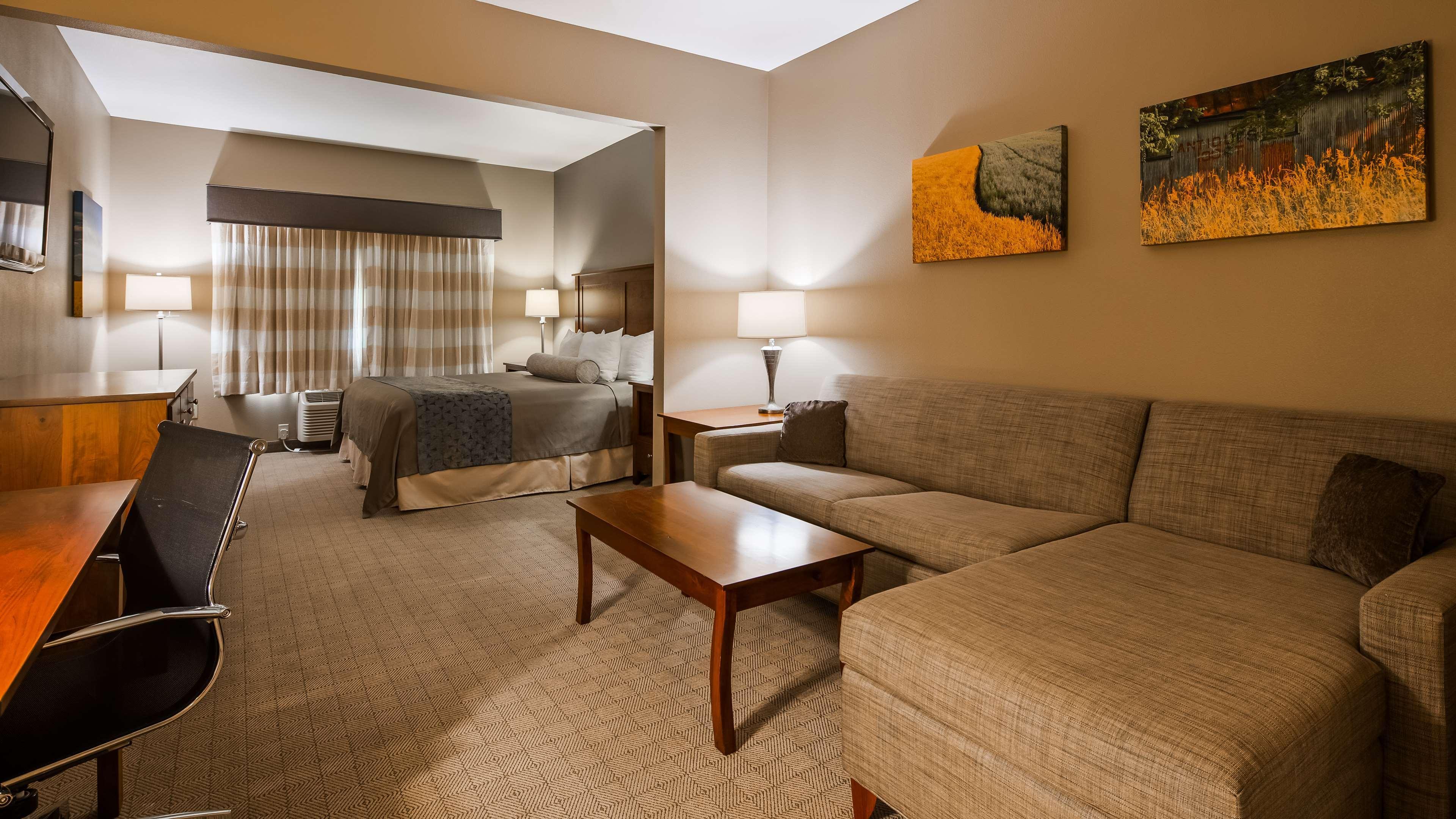 Best Western Plus Green Mill Village Hotel & Suites Arcola Bagian luar foto